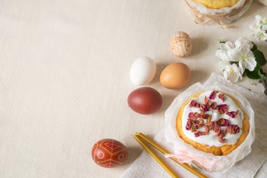 Geleneksel paskalya pastaları, paskalya yumurtaları ve çiçek açan elma dalları.