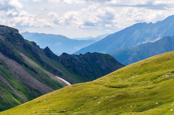 Panorama delle pittoresche montagne blu e dei verdi prati alpini, Austria — Foto Stock