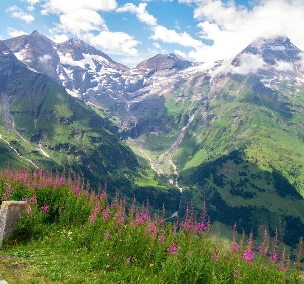 Живописный горный пейзаж вдоль панорамной Большой Альпийской дороги Гроссглокнер — стоковое фото
