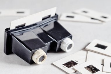 Stereo diapositiv kartlı modası geçmiş bir stereoskop. 3D izleme aygıtı. Çocuk oyuncağı