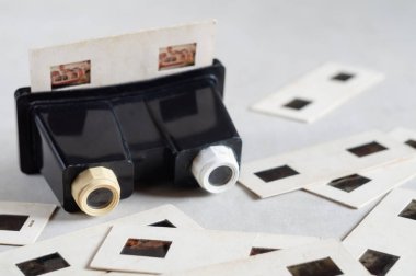 Stereo diapositiv kartlı modası geçmiş bir stereoskop. 3D izleme aygıtı. Çocuk oyuncağı