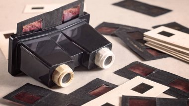 Stereo diapositiv kartlı modası geçmiş bir stereoskop. 3D izleme aygıtı. Çocuk oyuncağı