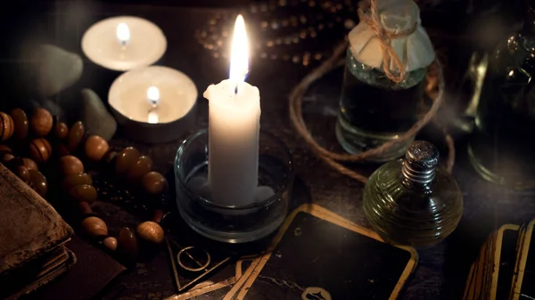 Conceito Ocultação Queimando Velas Cartões Adivinhação Garrafas Tintura — Fotografia de Stock