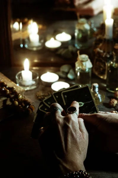 Magia Ocultismo Las Manos Sybil Con Tarjetas Adivinación Velas Encendidas — Foto de Stock