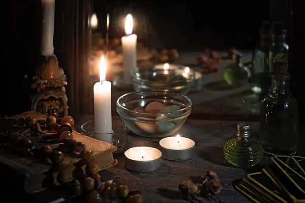 Concepto Oculto Velas Ardientes Tarjetas Adivinación Botellas Tintura Reflejan Viejo — Foto de Stock