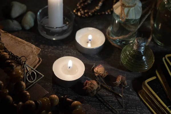 Conceito Ocultação Queimando Velas Cartões Adivinhação Garrafas Tintura — Fotografia de Stock