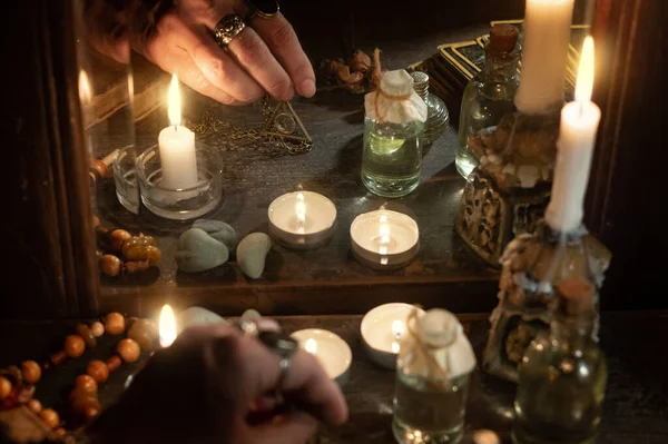 Sesión Espiritual Mano Adivino Con Símbolo Mágico Velas Encendidas Reflejadas — Foto de Stock