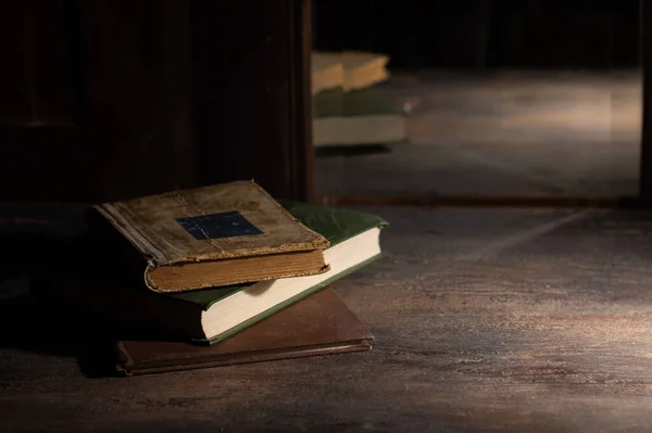 Tres Libros Antiguos Sobre Una Mesa Madera Reflejan Espejo Viejo — Foto de Stock