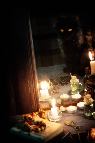 Concepto Magia Ocultismo Reflejo Gato Negro Velas Encendidas Cartas Adivinación — Foto de Stock