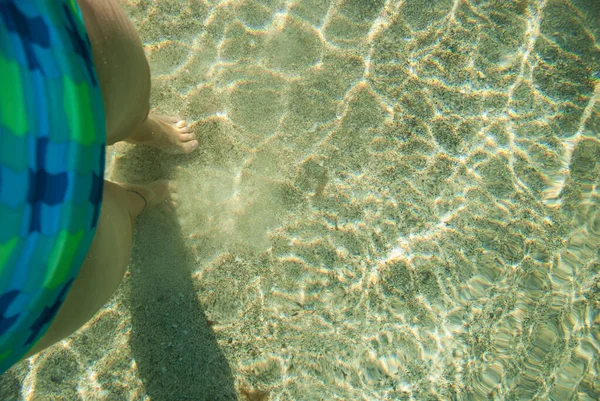 Los Pies Desnudos Una Chica Agua Transparente Clara Vista Desde — Foto de Stock