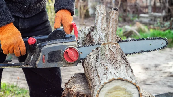 Cortador Madera Aserrando Tronco Con Una Motosierra Jardín — Foto de Stock