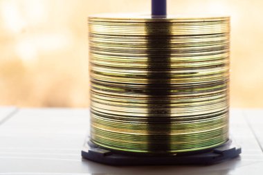 Pencerenin pervazında yığılmış bir sürü eski CD var.