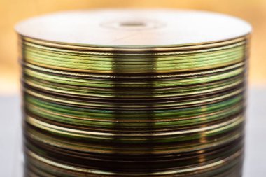 Pencerenin pervazında yığılmış bir sürü eski CD var.
