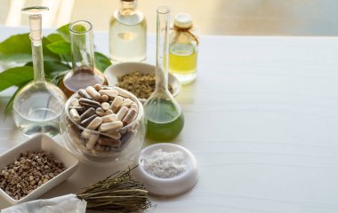 Beslenme takviyeli kapsüller. Gıda takviyeleri, tentürler, yağlar, bitkiler yapmak için gerekli malzemeler.