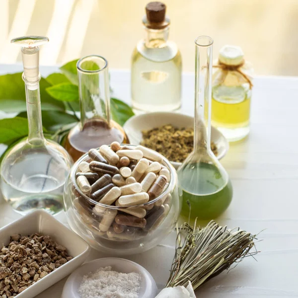 Cápsulas Con Suplementos Dietéticos Ingredientes Para Elaboración Complementos Alimenticios Tinturas — Foto de Stock