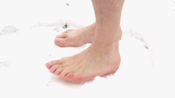 Männliche nackte Füße stampfen auf dem Schnee. Nahaufnahme — Stockvideo