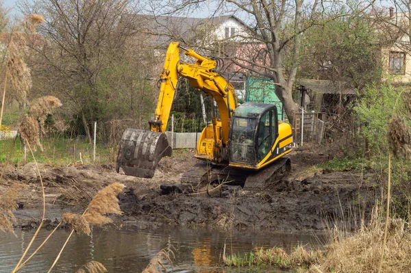 Excavadora Orugas Dragas Excavadoras Lago Profundiza Fondo Del Lago Mueve Fotos De Stock