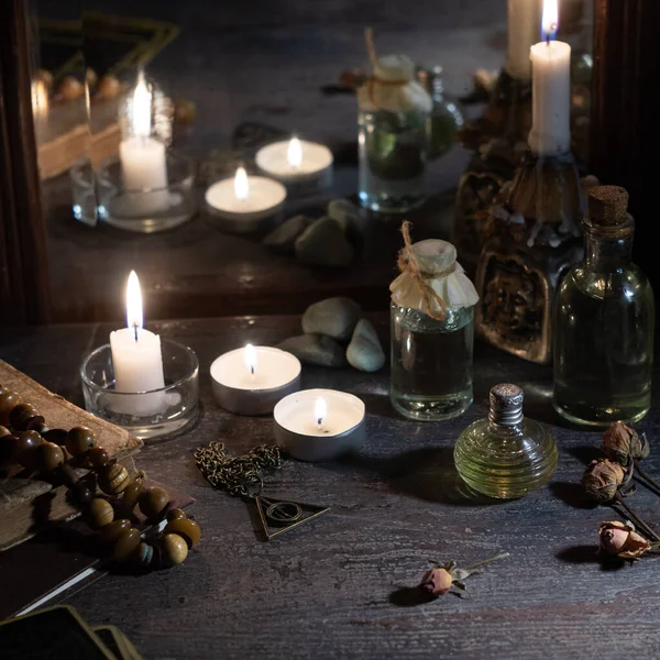 Conceito Oculto Queimar Velas Cartões Adivinhação Garrafas Tintura São Refletidos — Fotografia de Stock