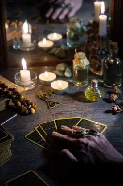 Magia Ocultismo Las Manos Sybil Con Tarjetas Adivinación Velas Encendidas — Foto de Stock