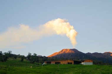 Turrialba bir patlama sırasında duman gösterilen yanardağ 