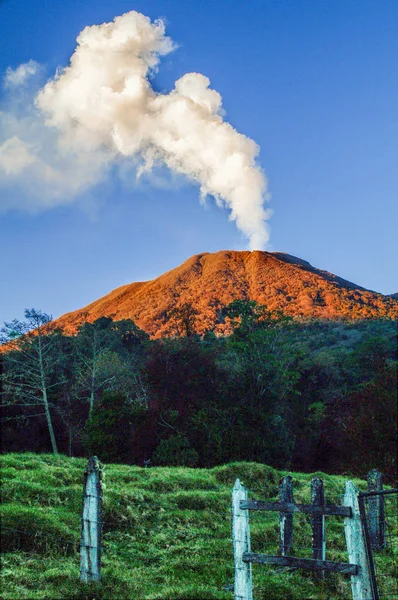 Vulkan Turrialba Zeigt Rauch Während Eines Ausbruchs lizenzfreie Stockfotos