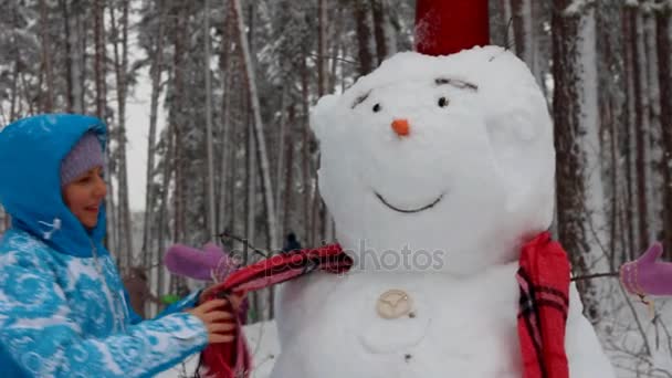 Menina posando na floresta de inverno — Vídeo de Stock