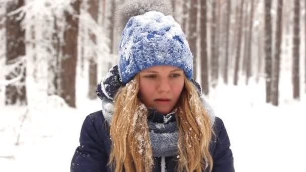 Flicka poserar i vinter skog — Stockvideo