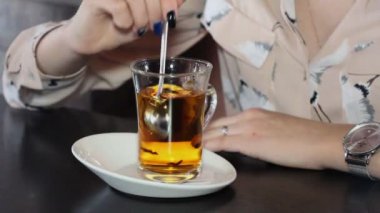 Pencerenin yakınındaki bir kafede poz kız
