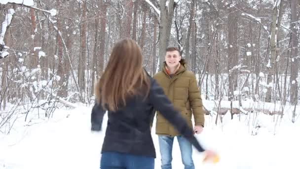 Par poserar i vinter skog — Stockvideo