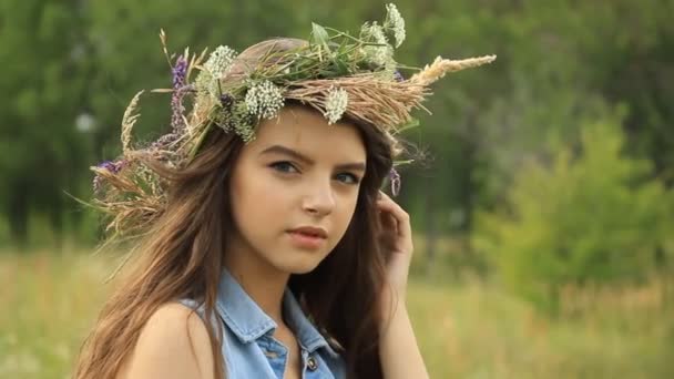 Menina na natureza — Vídeo de Stock