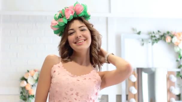 Flicka i klänning poserar i studion — Stockvideo