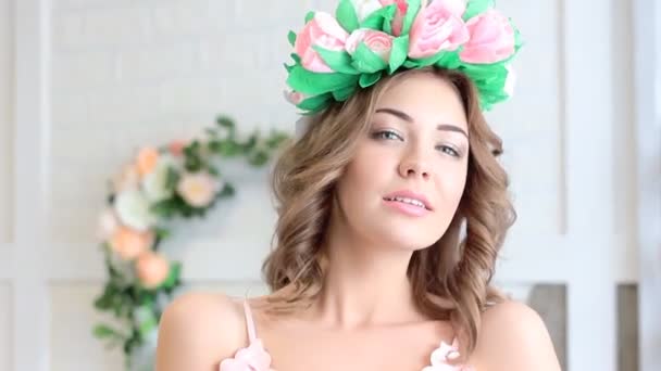 Chica en vestido posando en el Estudio — Vídeos de Stock