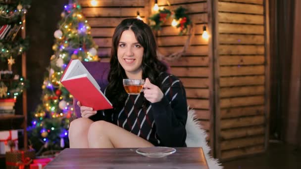 Chica bebe té en el estudio — Vídeos de Stock