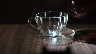 Beyaz arka planda izole edilmiş sütlü porselen çay.