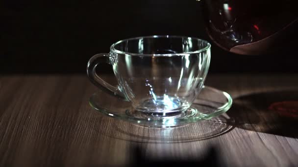 Tasse de thé en porcelaine avec du lait isolé sur fond blanc 