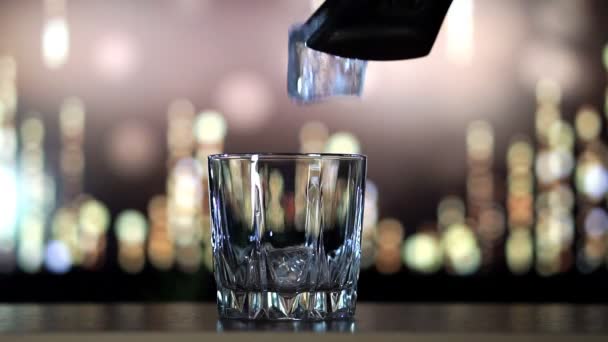 Whiskey wordt in slow motion op ijs gegoten — Stockvideo