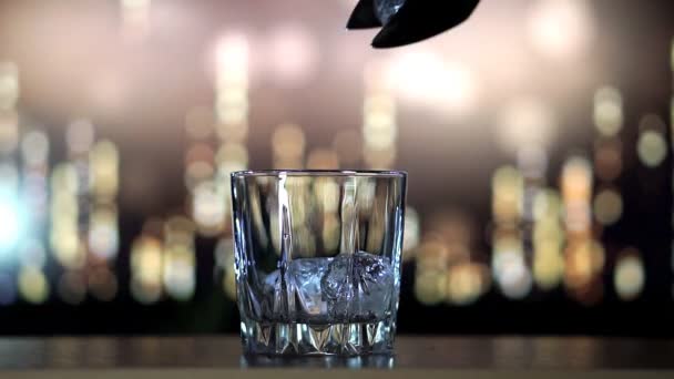 Whiskey wordt in slow motion op ijs gegoten — Stockvideo