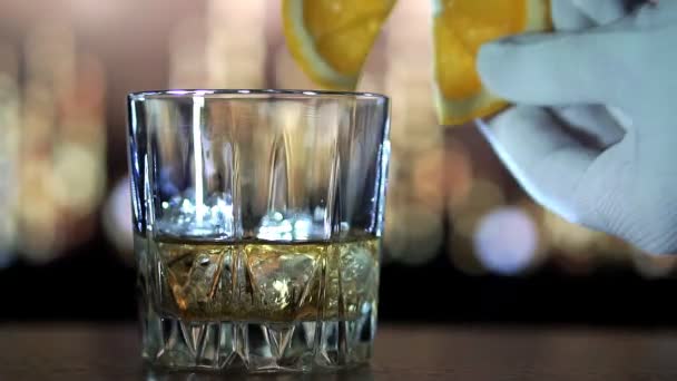 Whiskey wird in Zeitlupe auf Eis gegossen — Stockvideo