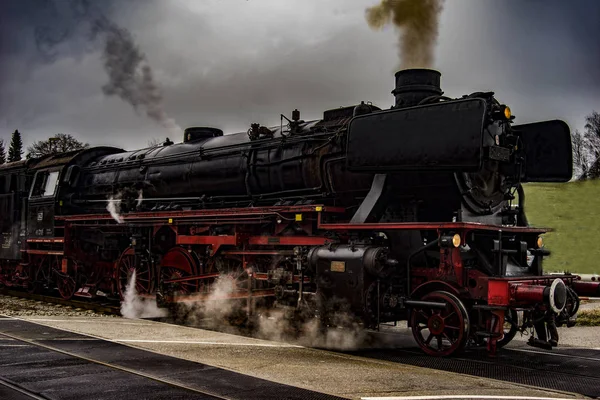 Schwarze Eisenbahn mit Dampfantrieb — Stockfoto