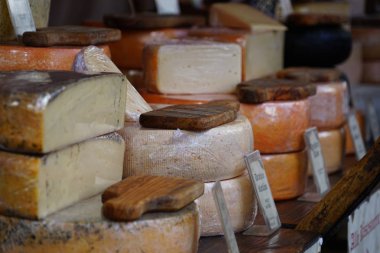 farklı peynir paketleri ve toplu Pazar sayaçta