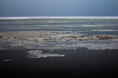 Buz kıyıda erimesi