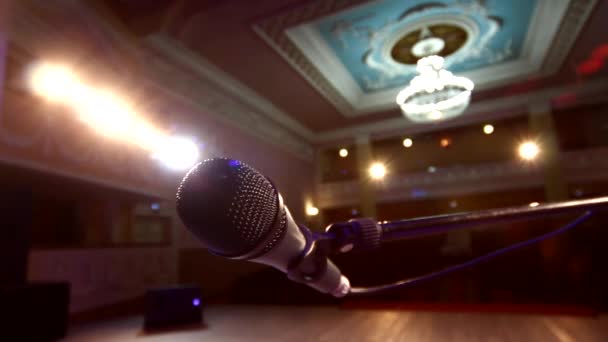 Microfone Close Contra Fundo Salão Teatro — Vídeo de Stock