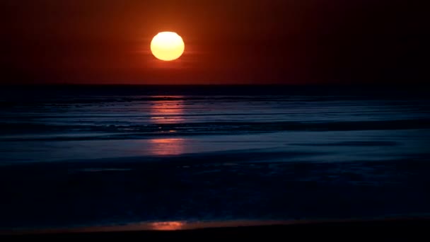 Ondergaande Zon Horizon Tegen Achtergrond Van Ijzige Zee — Stockvideo