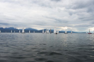 Regata. Bir fırtına öncesi gölde tekne