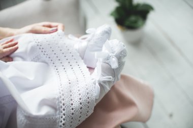 vaftiz elbisesi ve botlar için yeni doğan bebek kız