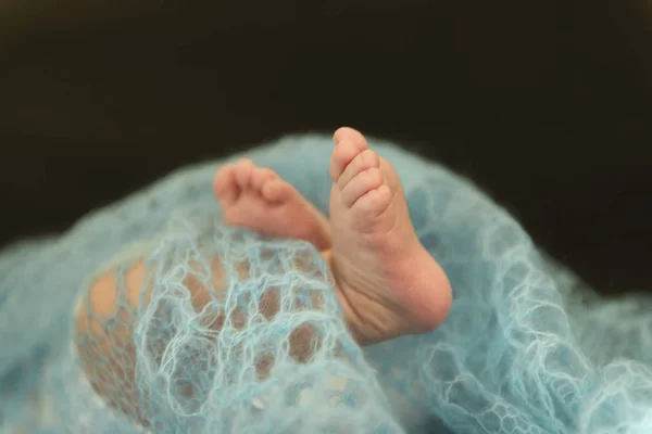Roupas de malha aconchegantes para um recém-nascido para fotossessão — Fotografia de Stock