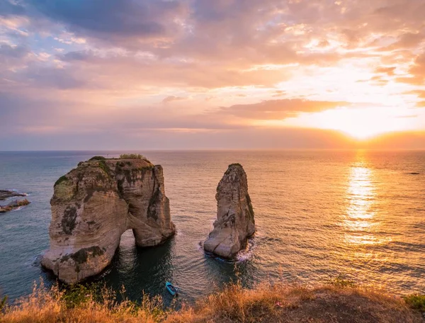 Büyülü Sunset Bulvarında Raouche Güvercin Rock Beirut Lübnan — Stok fotoğraf