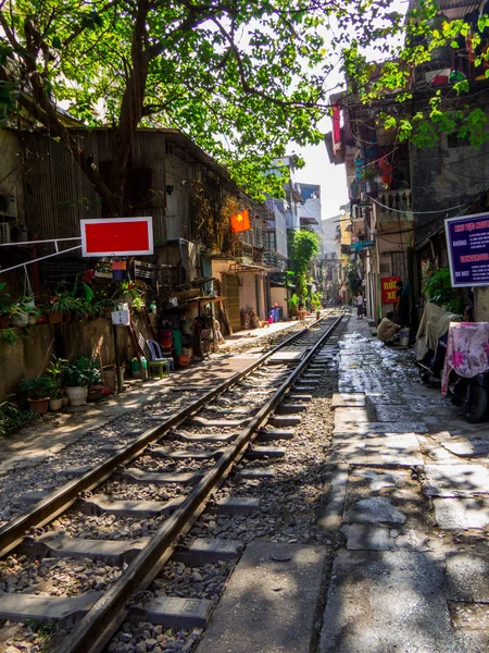 Tren sokak, Hanoi, Vietnam — Stok fotoğraf