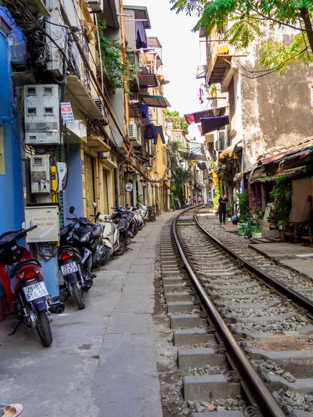 Tren sokak, Hanoi, Vietnam — Stok fotoğraf