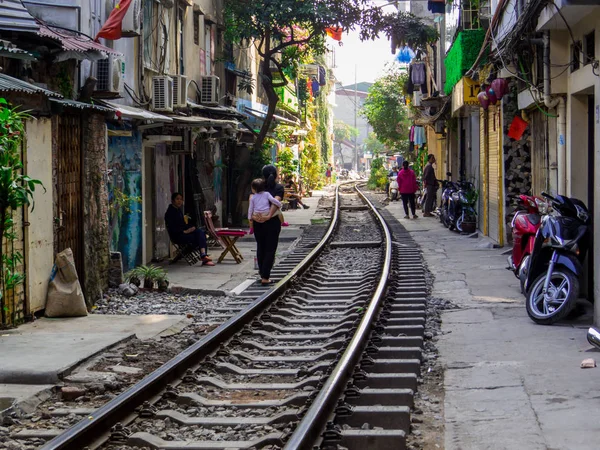 Tren sokak, Hanoi, Vietnam — Stok fotoğraf